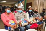 Adultos mayores y personas con discapacidad de Guapán, Turupamba y Javier Loyola recibieron kits de alimentos.