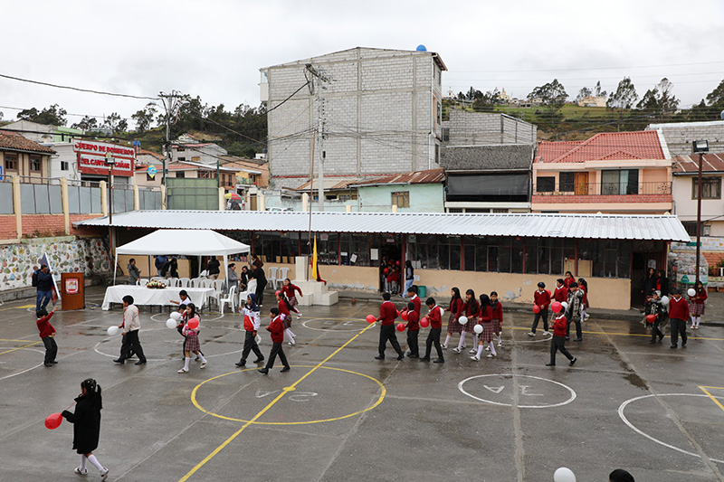 Mejoramos infraestructura educativa en la escuela Carlos Cueva Tamariz